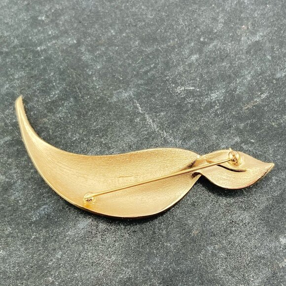 TRIFARI Vintage brushed gold tone metal curved leaf brooch ~ 1950s 1960s pin - Picture 8 of 9
